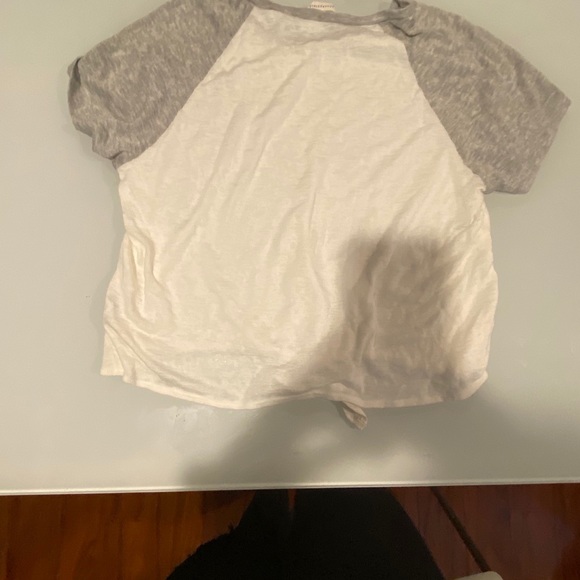 A grey and white shirt with a knot at the bottom. - Picture 3 of 3